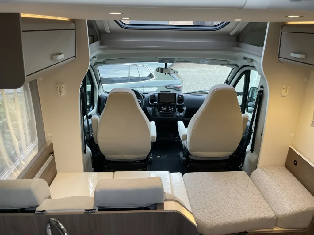 Carado T328 Pro+ Fiat Automaat JustCamper verhuur vijfde slaapplaats