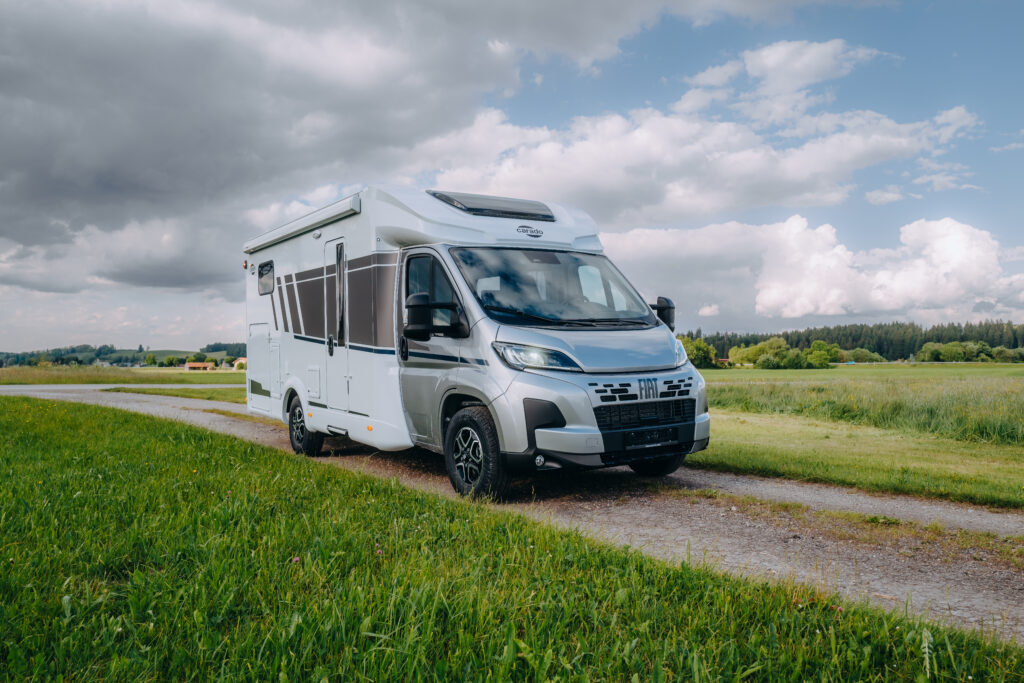 Carado T328 Pro+ Fiat Automaat JustCamper verhuur vooraanzicht