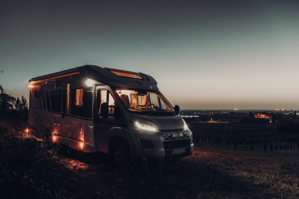 Carado T328 Pro+ Fiat Automaat JustCamper verhuur sfeerfoto in de avond