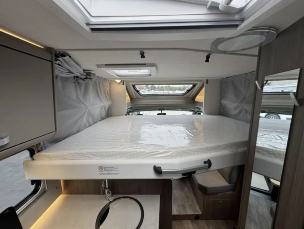 Carado T328 Pro+ Fiat Automaat JustCamper verhuur hefbed