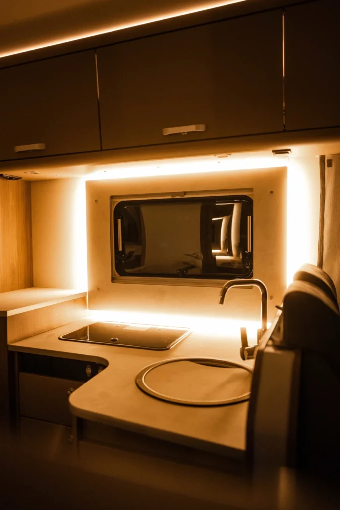 Carado T328 Pro+ Fiat Automaat JustCamper verhuur sfeer keuken