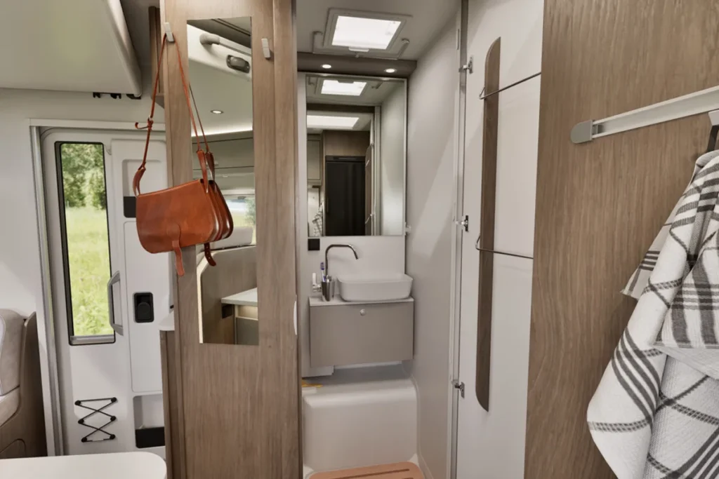 Carado T328 Pro+ Fiat Automaat JustCamper verhuur Garderobe
