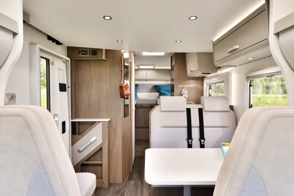Carado T328 Pro+ Fiat Automaat JustCamper verhuur bankje met ISO fix