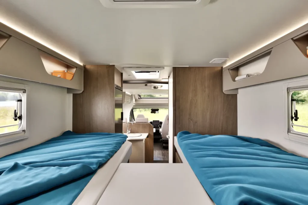 Carado T328 Pro+ Fiat Automaat JustCamper verhuur enkelen bedden 