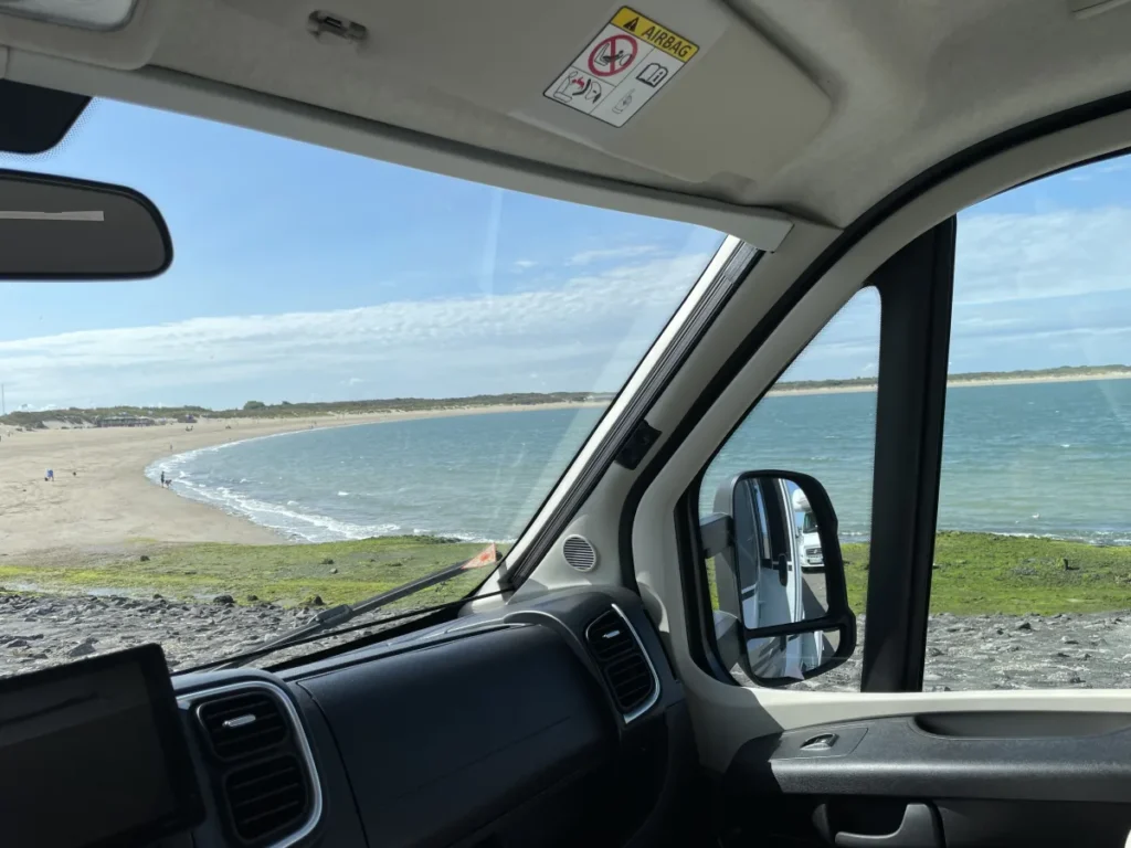 Carado T328 Pro+ Fiat Automaat JustCamper verhuur uitzicht brouwersdam