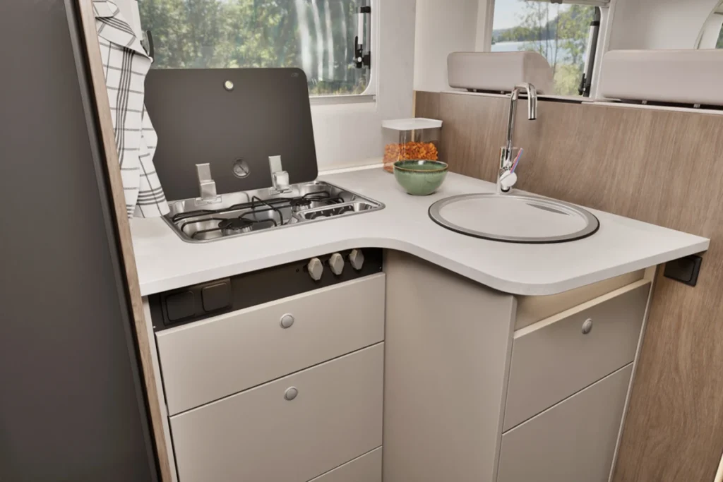 Carado T328 Pro+ Fiat Automaat JustCamper verhuur keuken