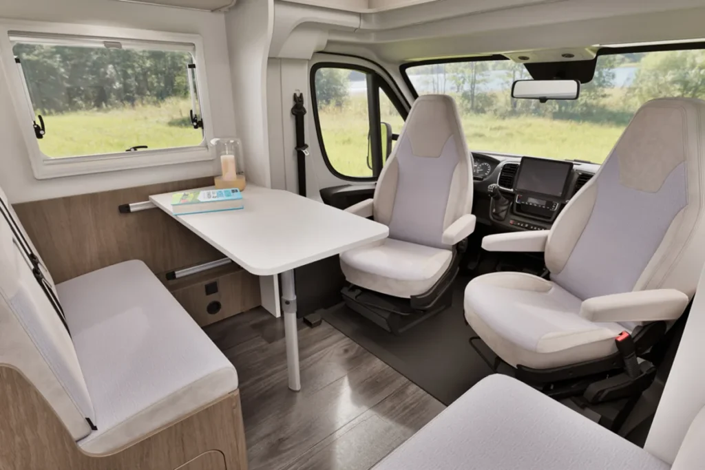 Carado T328 Pro+ Fiat Automaat JustCamper verhuur Cabine
