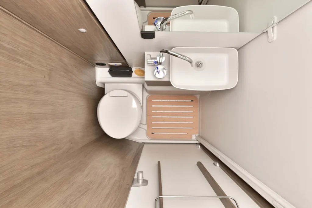 Carado T328 Pro+ Fiat Automaat JustCamper verhuur variobadkamer